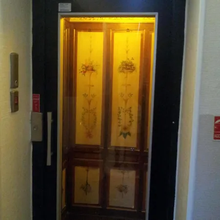 Azur Hotel 2*